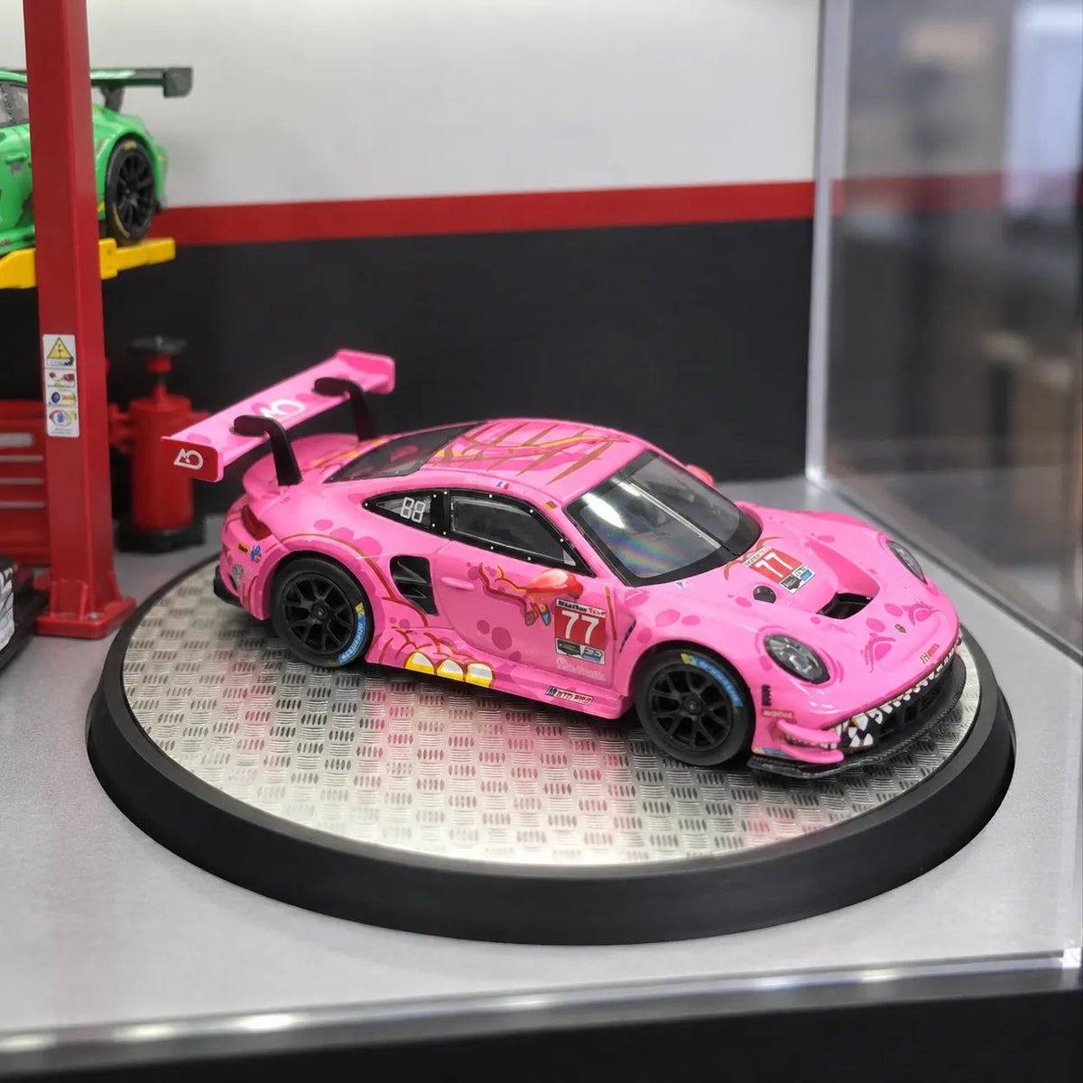 1:64 Rotating LED Display Case — Workshop Garage
